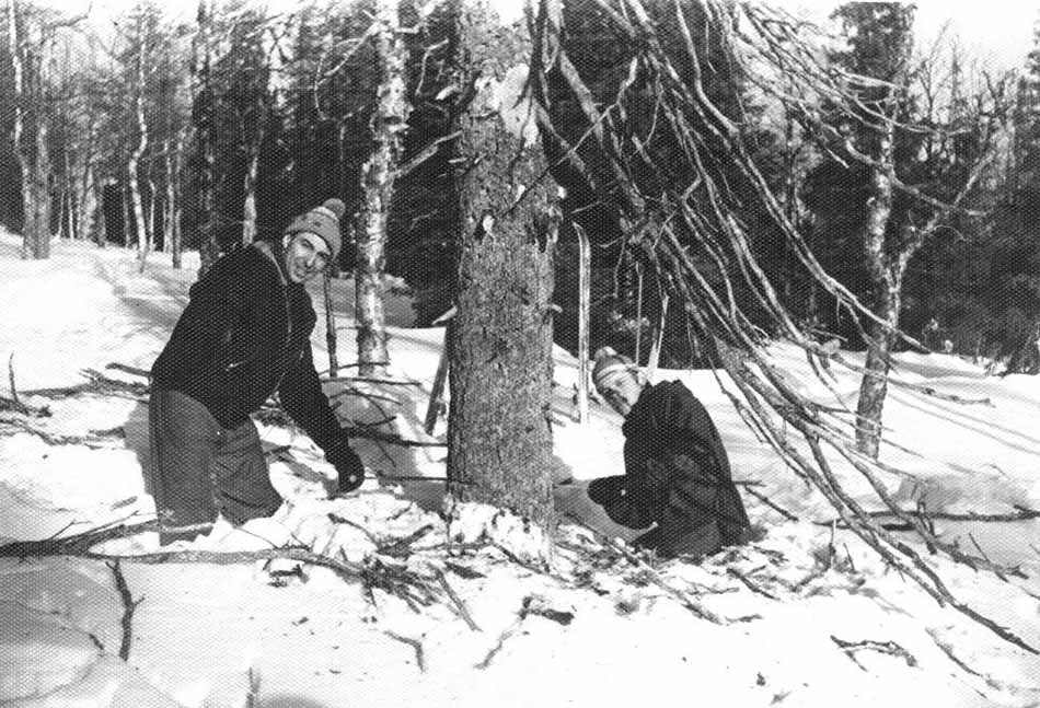 Заготовка дров - неотъемлемая часть лыжного похода