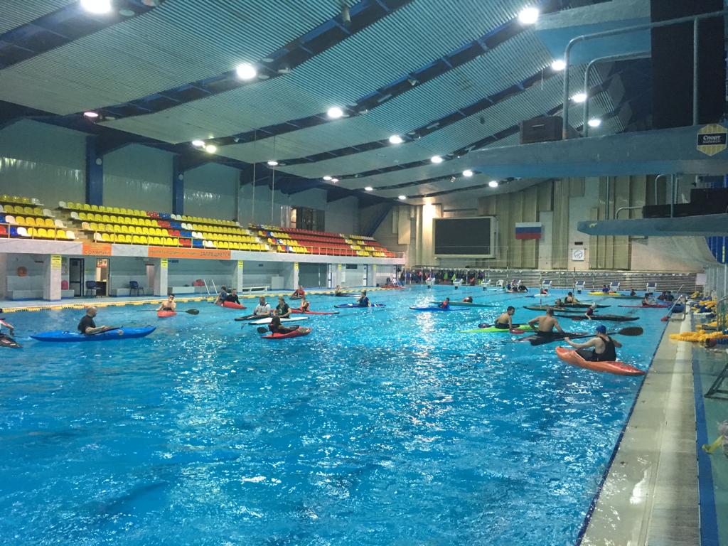 : Начались тренировки и обучение каякингу в бассейне - Вольный Ветер